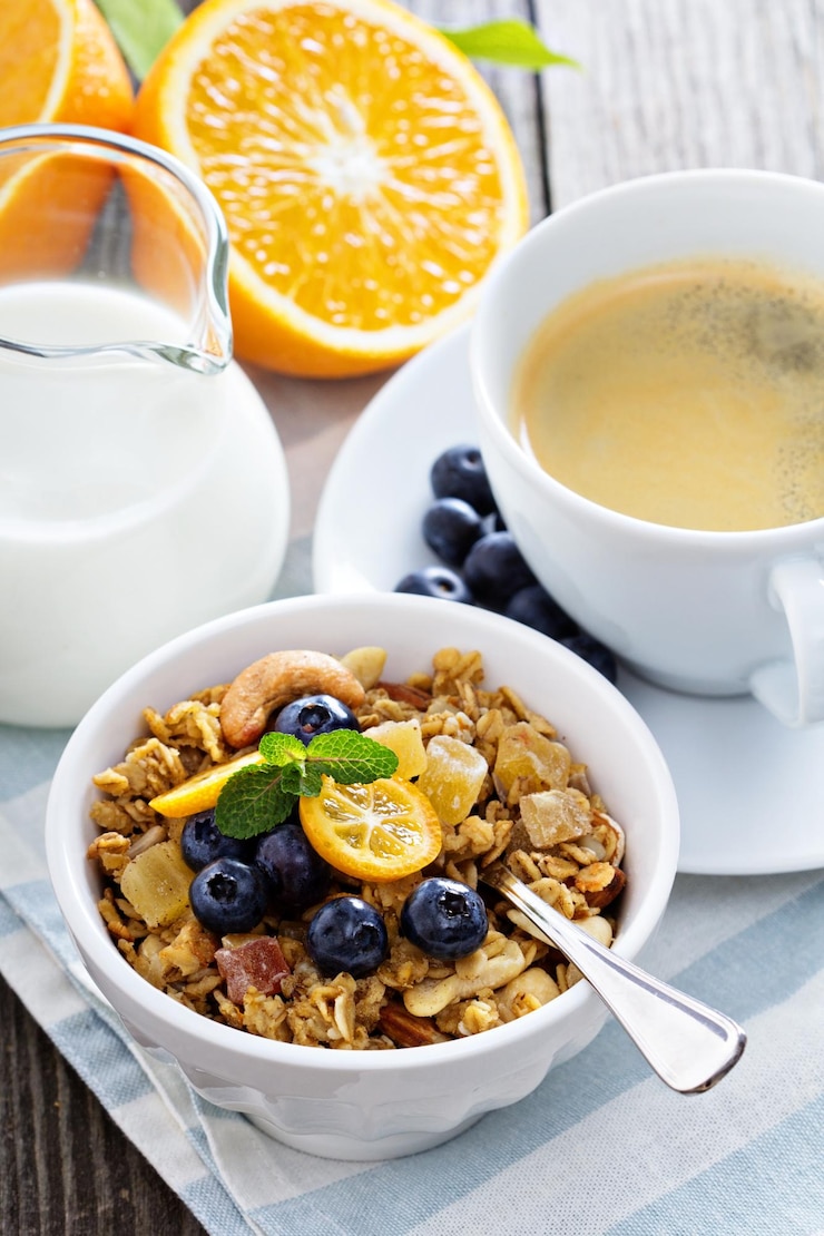 Foto gratuito colazione apparecchiata in tavola con muesli