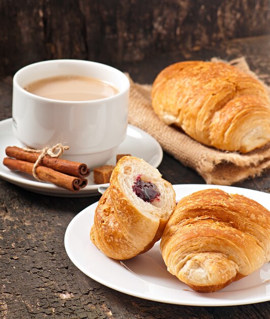 Colazione con caffè e cornetti freschi