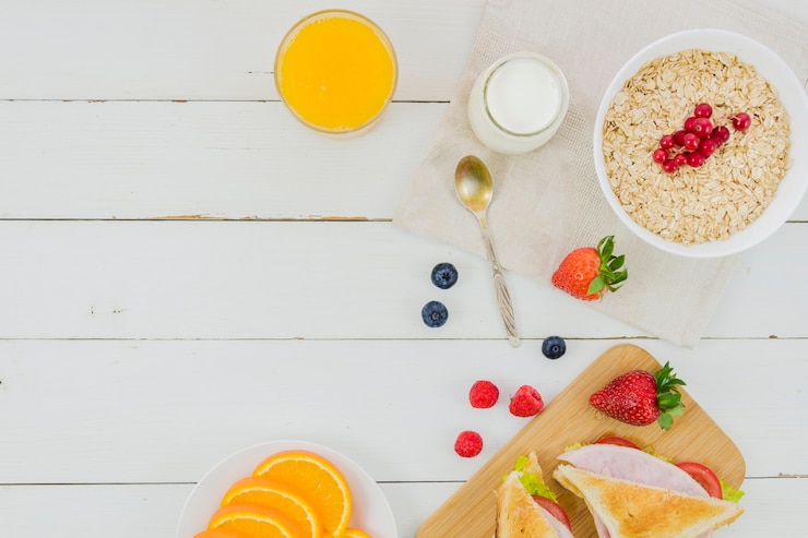 Foto gratuito colazione con cereali e fragole
