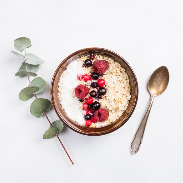 Colazione con cereali e frutta