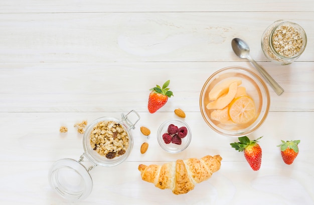 Colazione con croissant e frutta