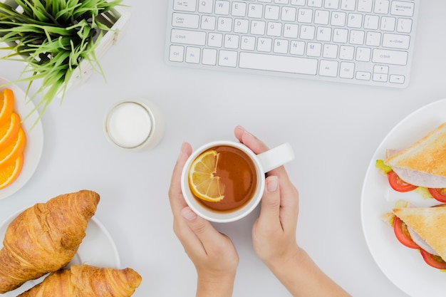 Colazione con croissant e frutta