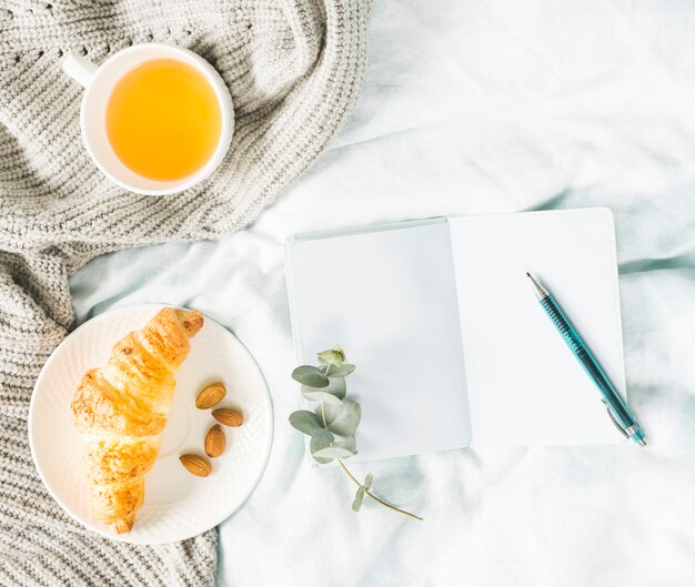 Colazione con croissant e tazza di tè