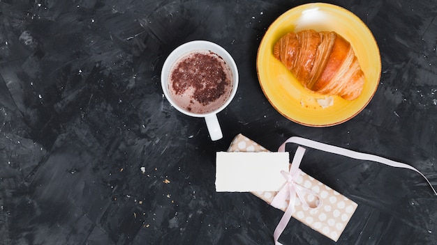 Colazione con croissant