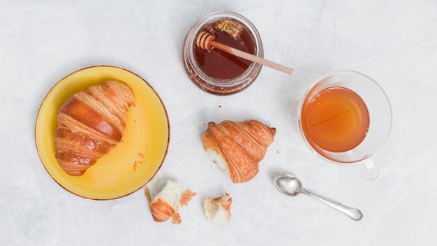 Colazione con croissant