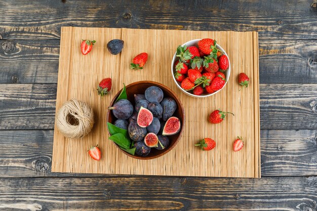 Colazione con fichi in ciotola con fragole