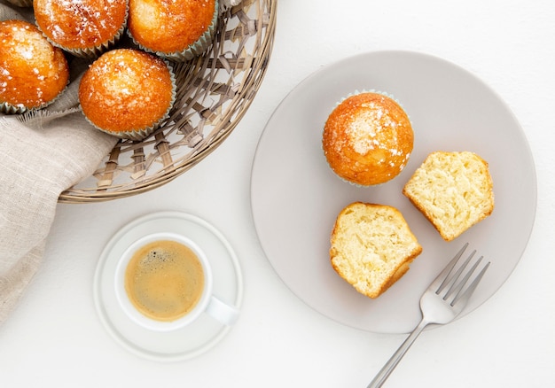 Colazione con muffin tagliati e caffè