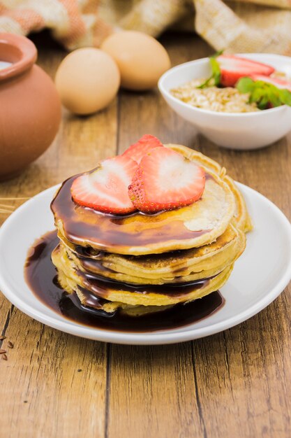 Colazione con pancake e fragole