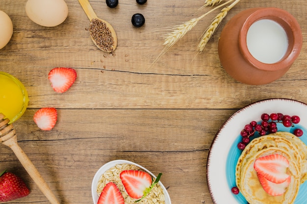 Colazione con pancake e fragole