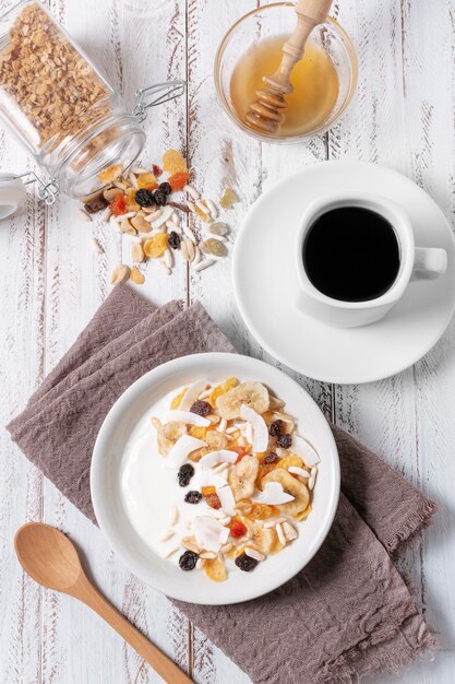 Colazione con tazza di caffè e cereali