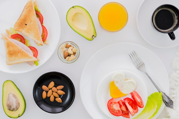 Colazione con tazza di caffè e frutta