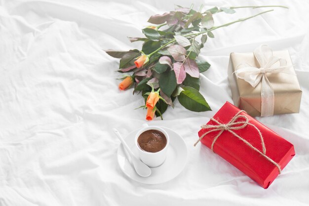 Colazione con un regalo, fiori e cioccolatini