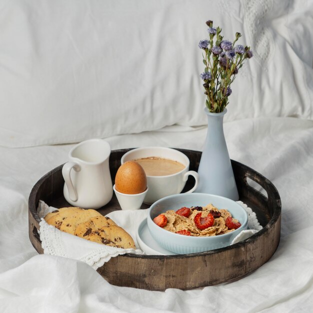 Colazione con uova e biscotti ad alto angolo