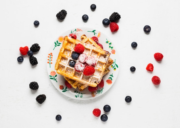 Colazione creativa con cialde e frutti di bosco