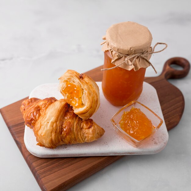 Colazione croissant francese e marmellata alta vista