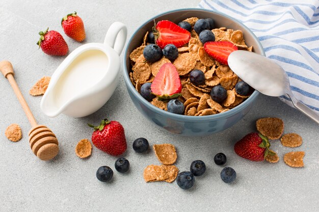 Colazione del primo piano con cereali