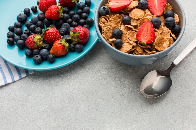 Colazione del primo piano con cereali