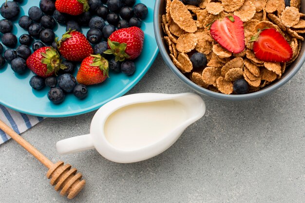 Colazione del primo piano con cereali