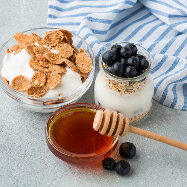 Colazione del primo piano con cereali