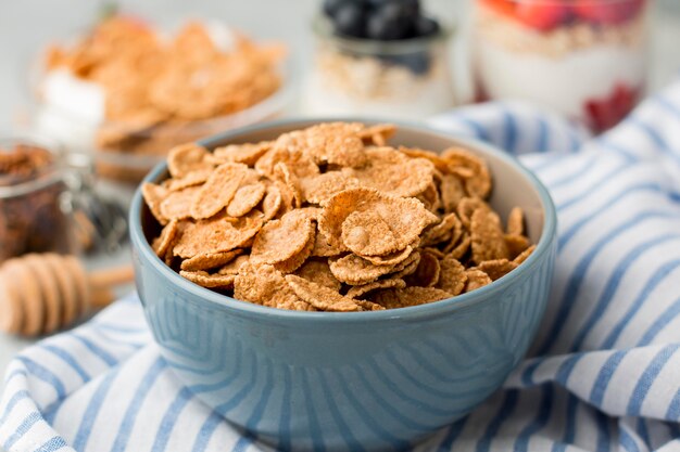 Colazione del primo piano con cereali