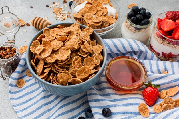 Colazione del primo piano con cereali