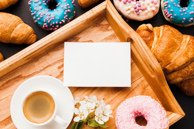 Colazione del primo piano nel vassoio