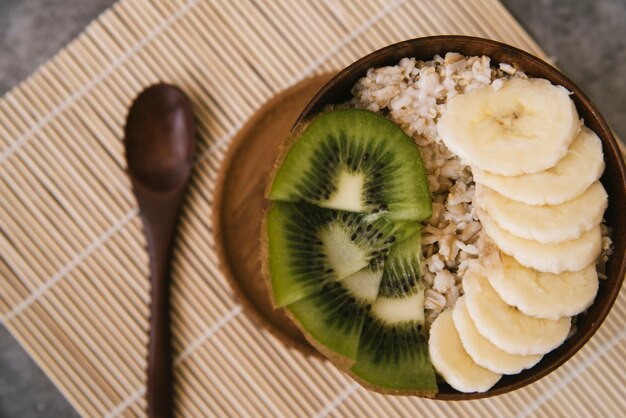 Colazione deliziosa con frutta e avena