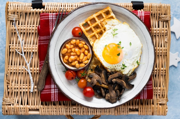 Colazione delle vacanze con uovo su fotografia di cibo per waffle