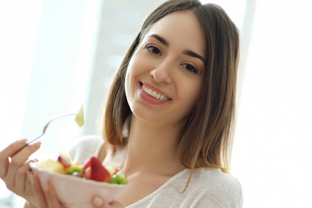 Colazione, donna che mangia