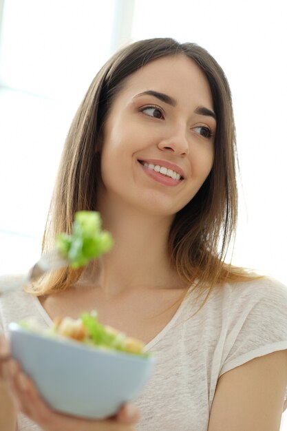 Colazione, donna che mangia