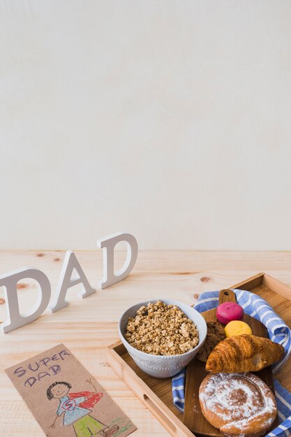 Colazione e disegno vicino alla scrittura di papà