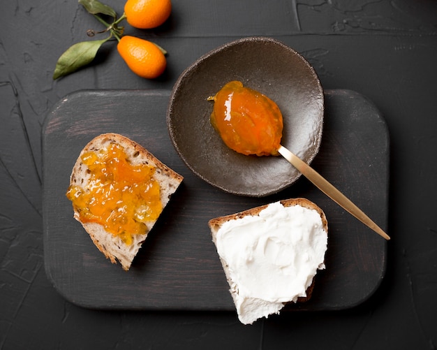 Colazione fatta in casa con pane e marmellata vista dall'alto