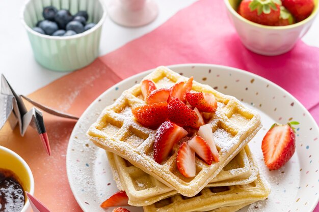 Colazione fatta in casa con waffle alla fragola, per bambini