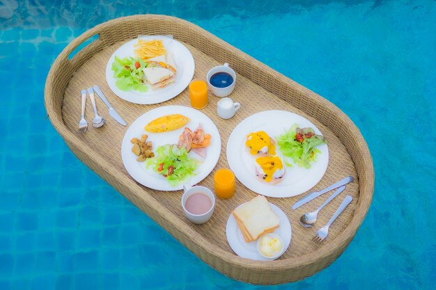 Colazione galleggiante intorno alla piscina all'aperto