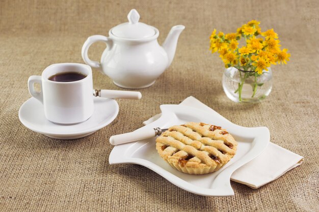 Colazione gustosa con caffè e torta