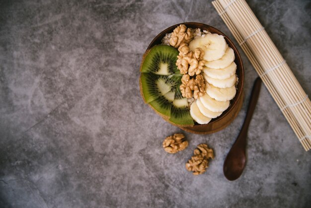 Colazione gustosa frutta e noci con lo spazio della copia