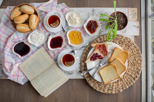 Colazione impostata sulla vista del piano del tavolo