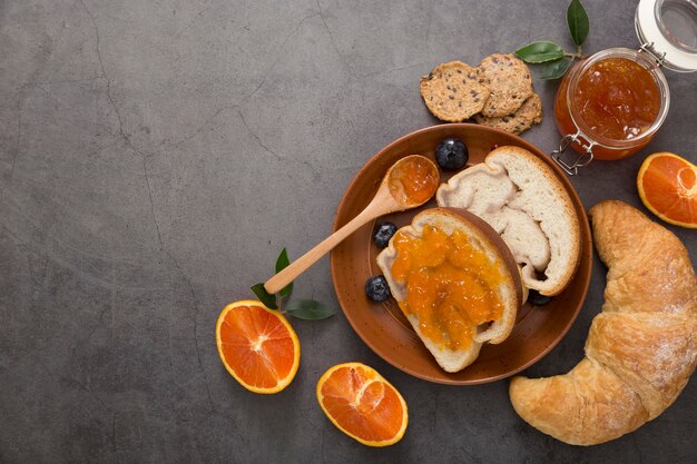 Colazione inglese con marmellata biologica fatta in casa