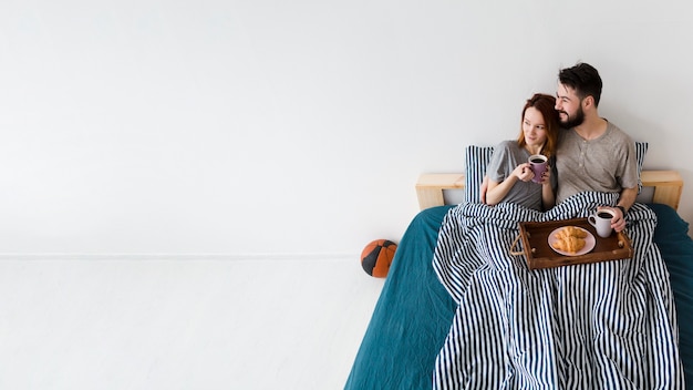 Colazione mattutina a letto copia spazio