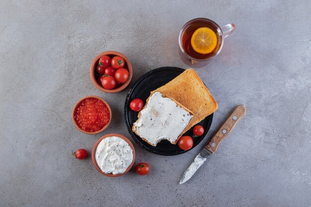 Colazione mattutina adagiata su una superficie di marmo.