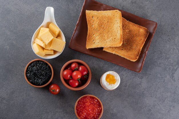 Colazione mattutina adagiata su una superficie di marmo.