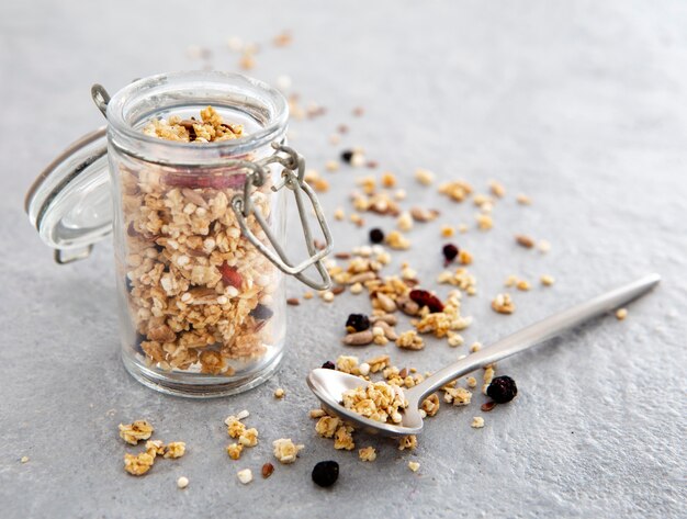 Colazione nutriente con cereali e noci