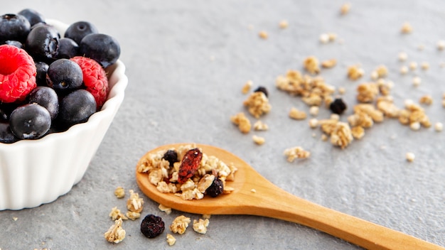 Colazione nutriente frutti di bosco e cucchiaio con noci