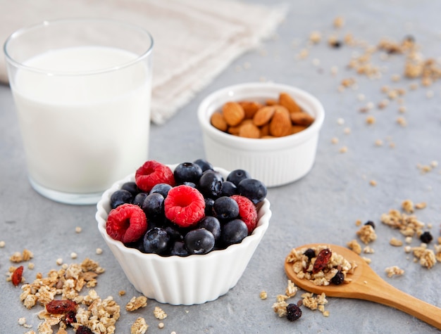 Colazione nutriente frutti di bosco e mandorle