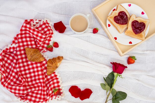 Colazione romantica servita su tessuto bianco