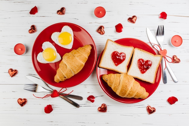 Colazione romantica sul tavolo di legno