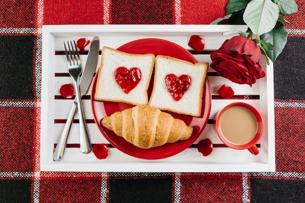 Colazione romantica sul vassoio bianco sul tavolo