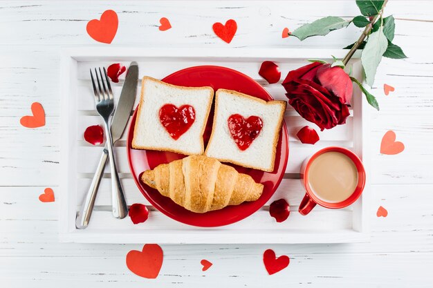 Colazione romantica sul vassoio di legno chiaro