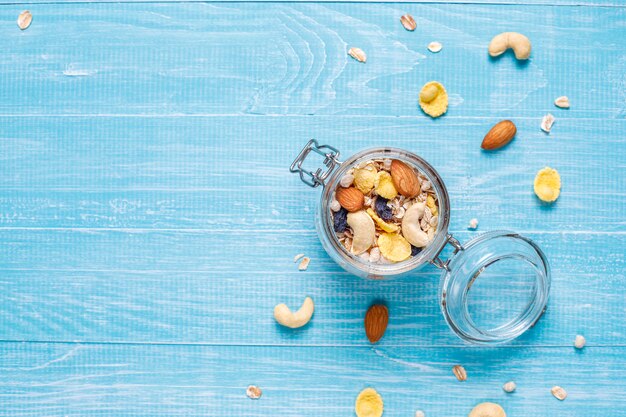 Colazione salutare. Muesli fresco, muesli con noci e frutti di bosco congelati. Vista dall'alto. Copia spazio.