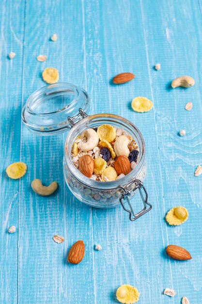 Colazione salutare. Muesli fresco, muesli con noci e frutti di bosco congelati. Vista dall'alto. Copia spazio.